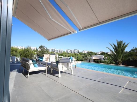 Zonneterras met ligbedden en uitzicht op het zwembad