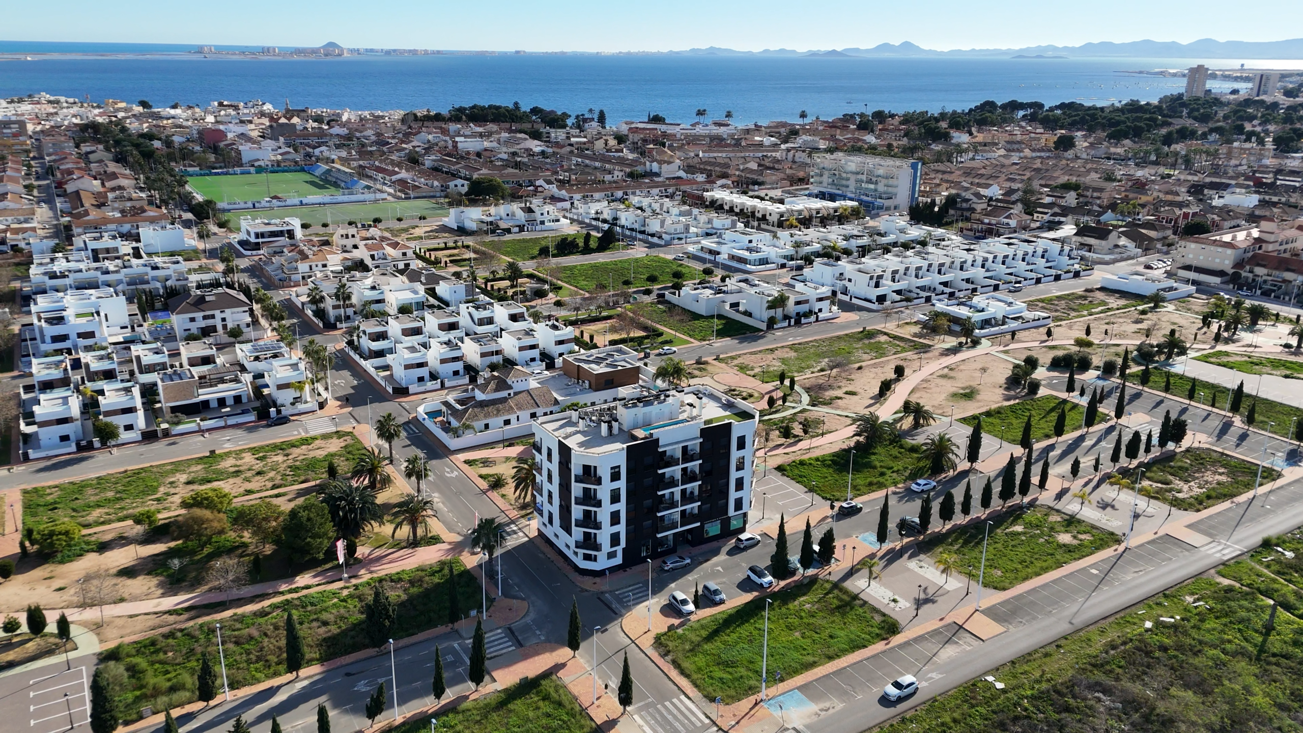 Drone shot van zijaanzicht van appartement in lo pagan en de mar menor