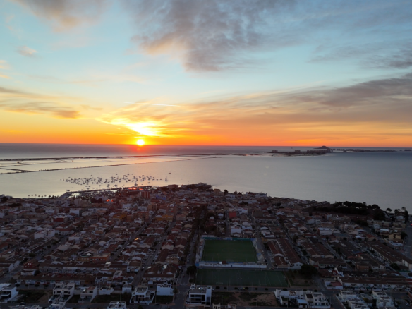 zonsopgang bij san pedro del pinatar met complex aldea del sol