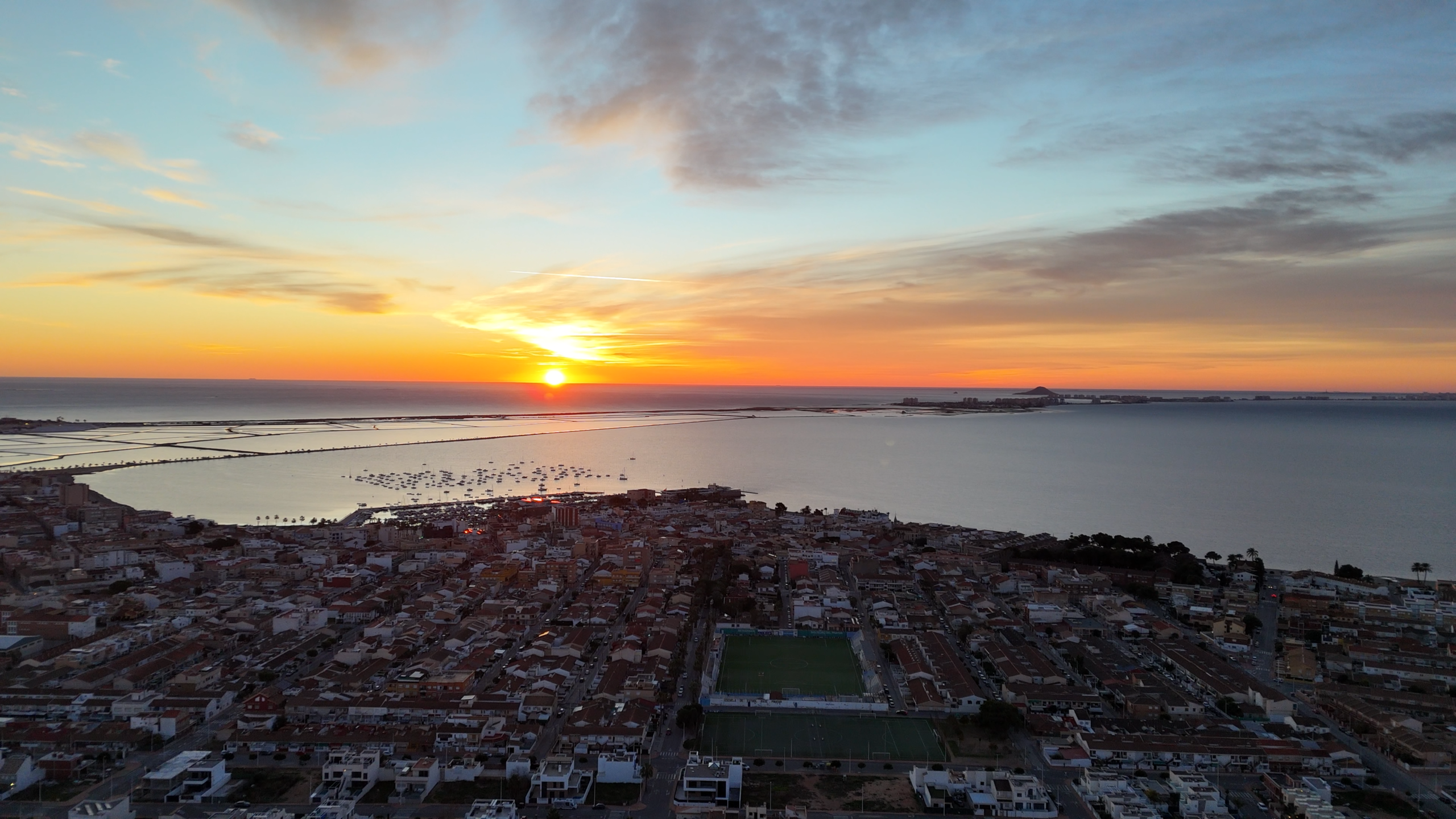 zonsopgang bij san pedro del pinatar met complex aldea del sol