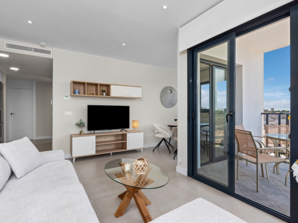 Lichte woonkamer met open indeling in appartement te koop Lo Pagán