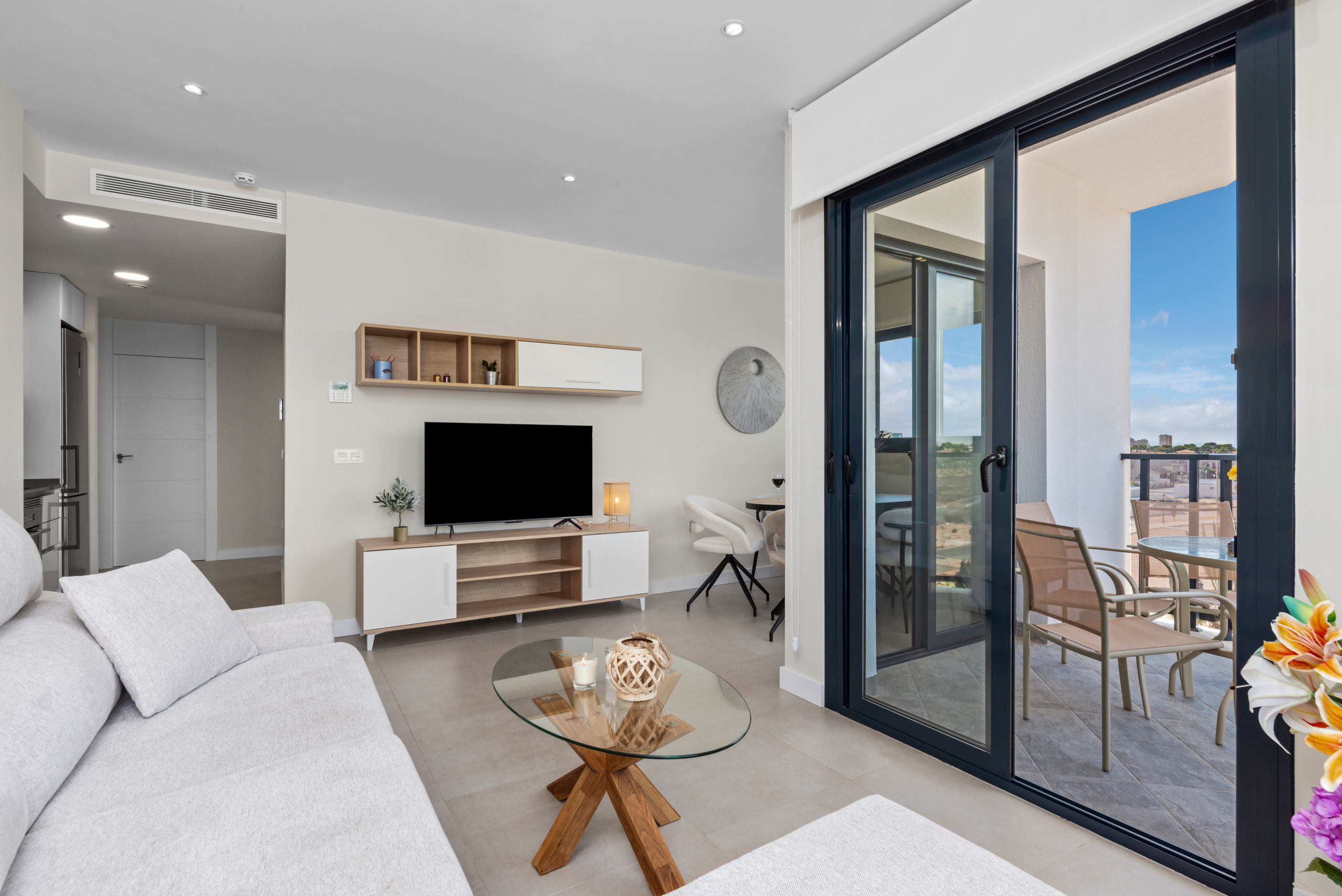 Lichte woonkamer met open indeling in appartement te koop Lo Pagán