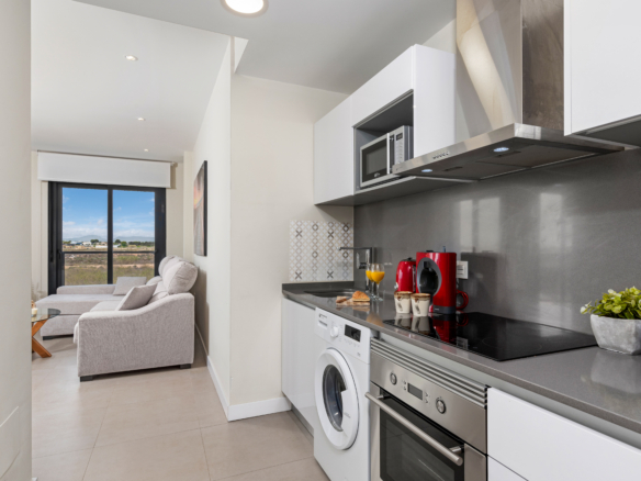 Moderne keuken in appartement te koop Lo Pagán met complete apparatuur