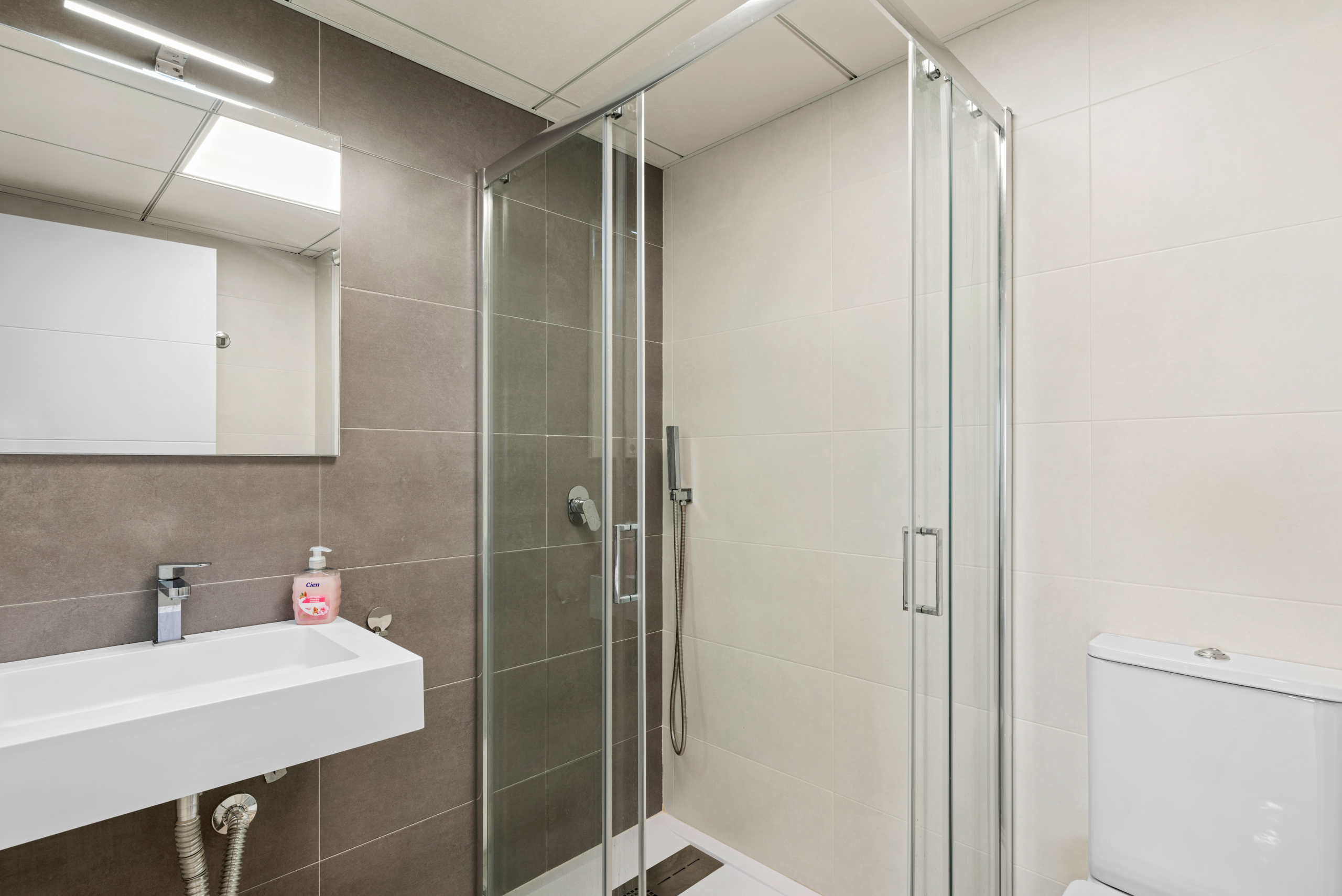 Moderne badkamer met douche in appartement te koop Lo Pagán