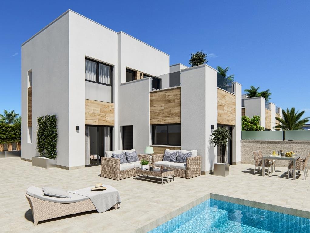 villa and its garden with pool in la marina spain