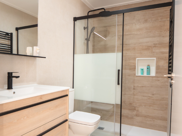 Badkamer in nieuwbouw villa’s La Marina met glazen douchewand