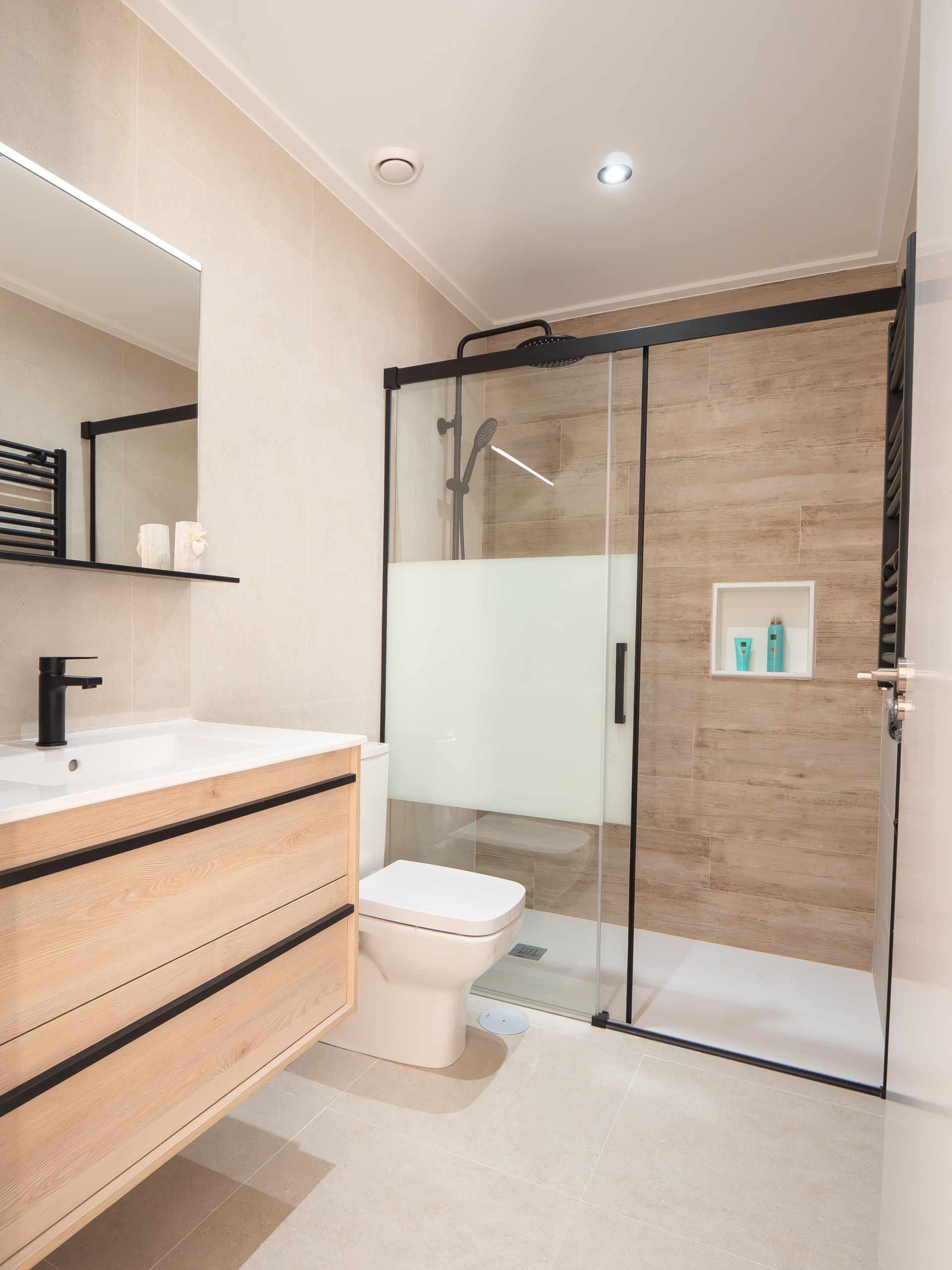 Badkamer in nieuwbouw villa’s La Marina met glazen douchewand