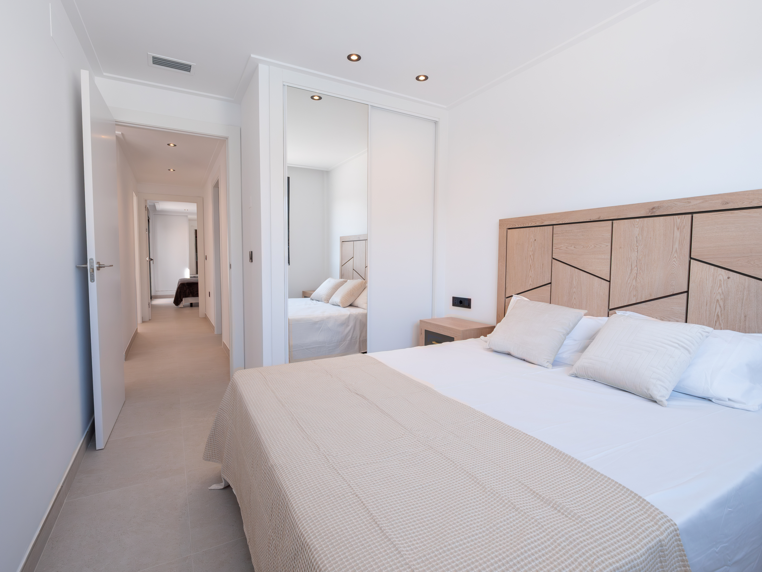 Tweede slaapkamer in nieuwbouw villa’s La Marina met daglicht