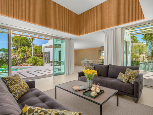 Luxe villa Las Colinas met ruime woonkamer, houten accenten en grote schuifpuien naar de tuin