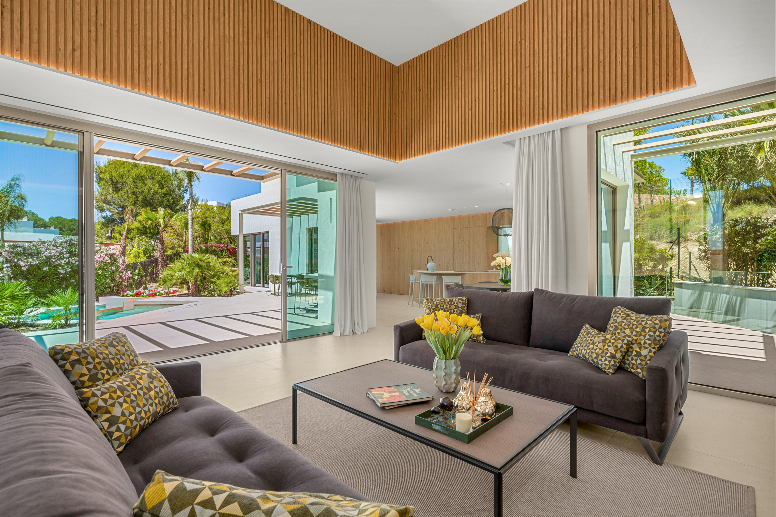 Luxe villa Las Colinas met ruime woonkamer, houten accenten en grote schuifpuien naar de tuin