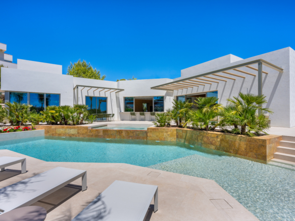 Luxe villa Las Colinas met zwembad, ligbedden, bloemen en mediterrane tuin