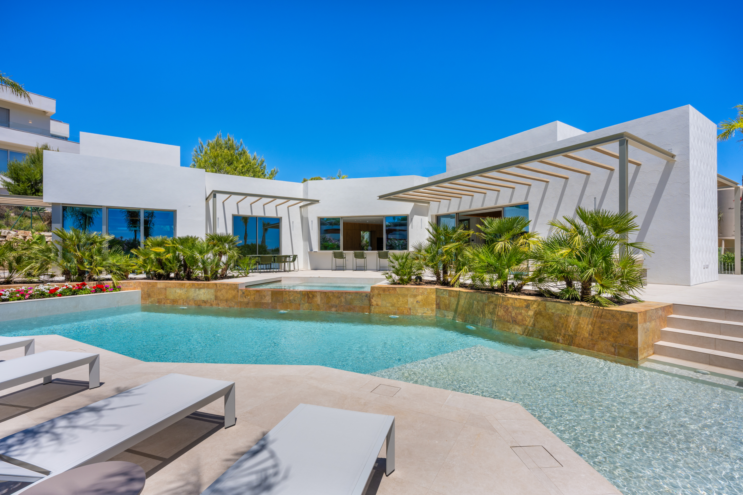 Luxe villa Las Colinas met zwembad, ligbedden, bloemen en mediterrane tuin
