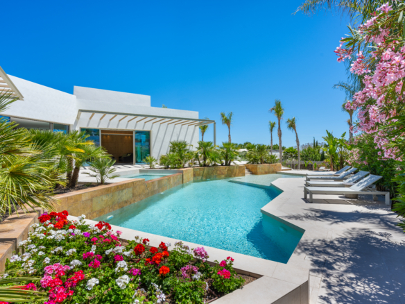 Luxe villa Las Colinas met overdekt terras, buitenbar en schuifpuien naar de woonkamer
