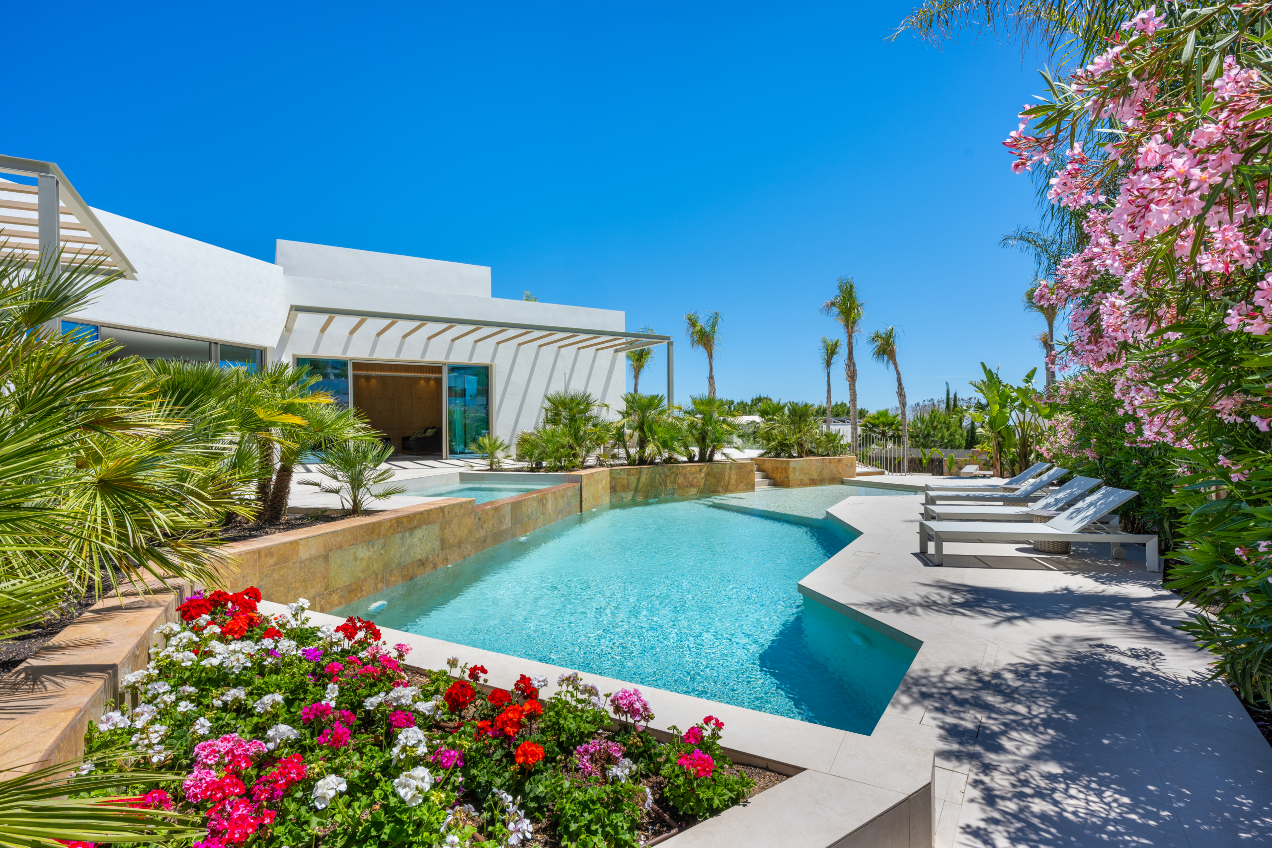 Luxe villa Las Colinas met overdekt terras, buitenbar en schuifpuien naar de woonkamer