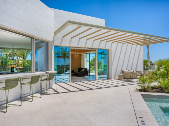 Luxe villa Las Colinas met ruim terras, eethoek, zwembad en zonnige tuin