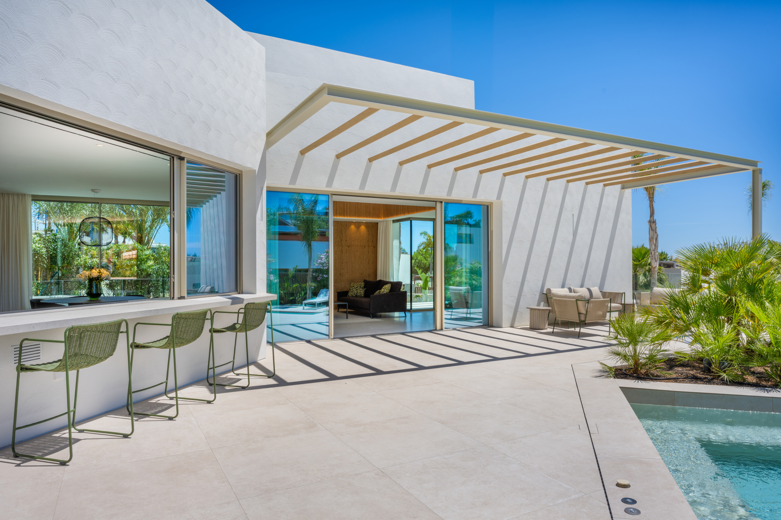 Luxe villa Las Colinas met ruim terras, eethoek, zwembad en zonnige tuin