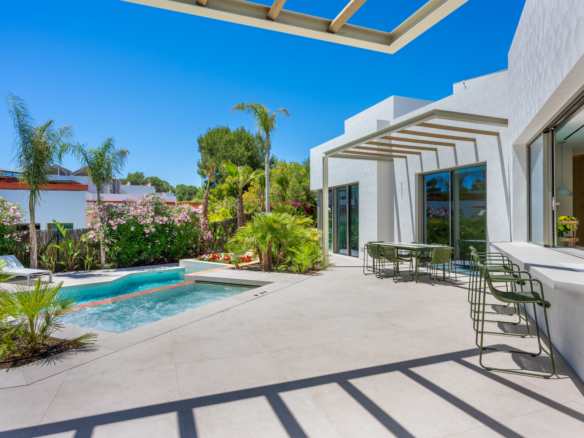 Luxe villa Las Colinas met ruim terras, eethoek, zwembad en zonnige tuin