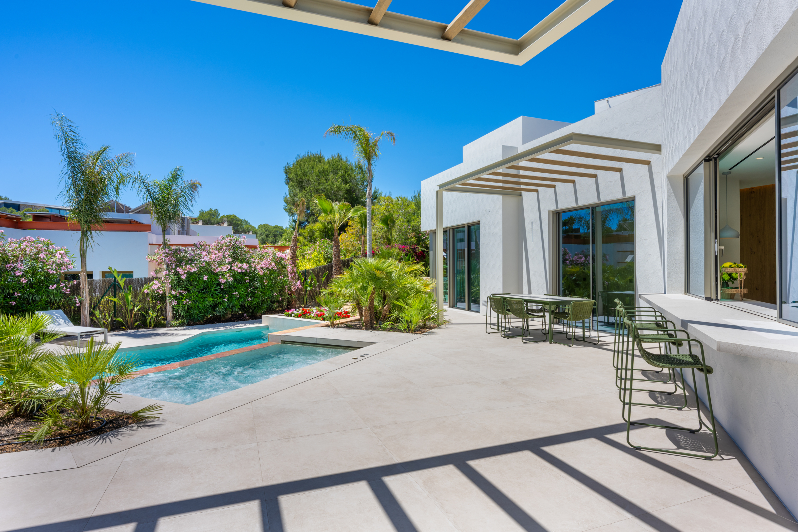 Luxe villa Las Colinas met ruim terras, eethoek, zwembad en zonnige tuin