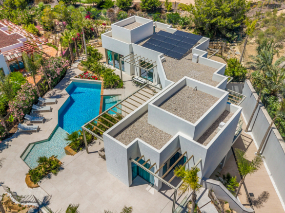 Luxe villa Las Colinas met dronezicht op zwembad, dakterras en mediterrane tuin