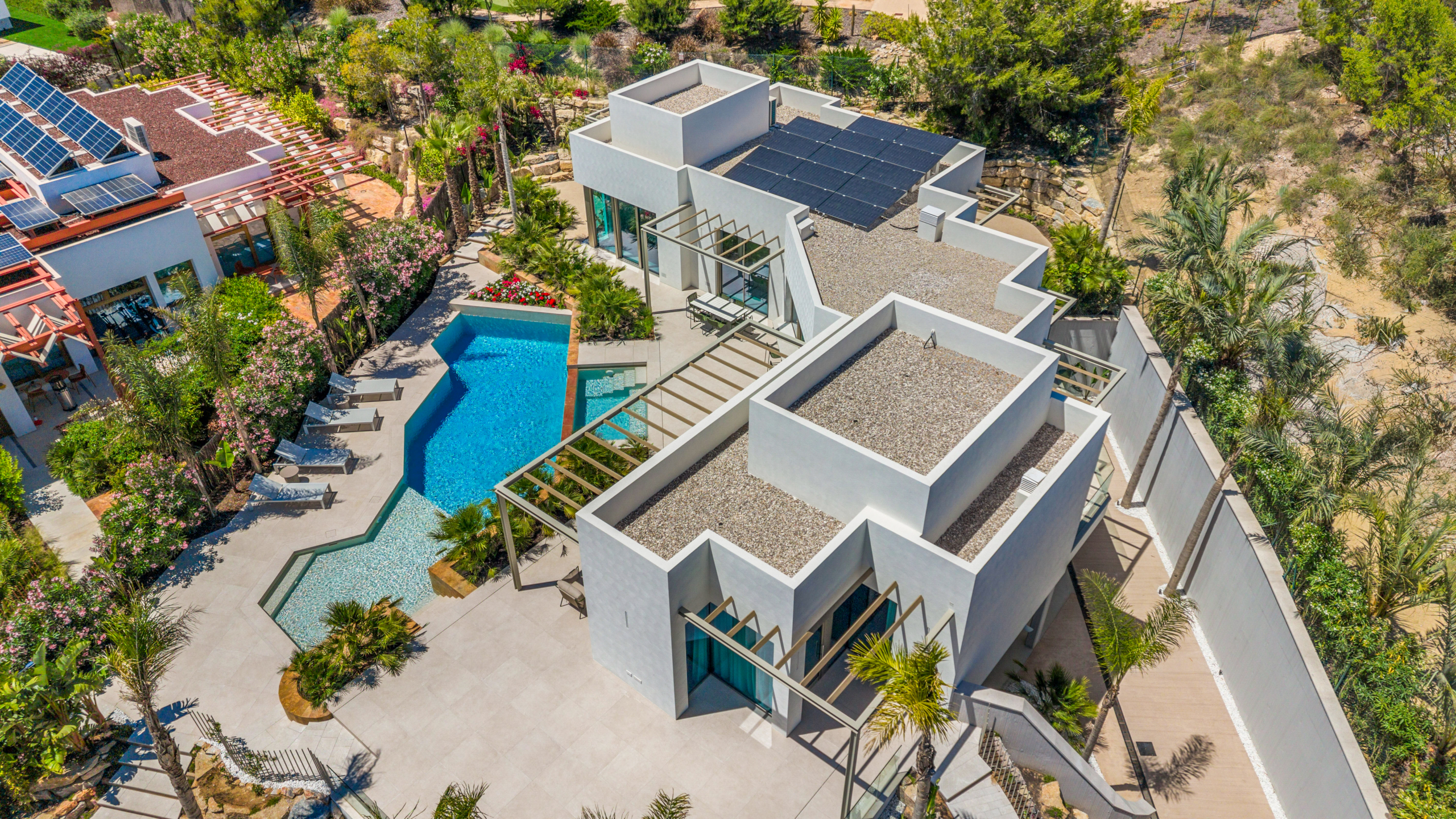 Luxe villa Las Colinas met dronezicht op zwembad, dakterras en mediterrane tuin