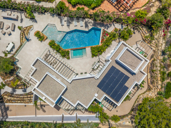 Luxe villa Las Colinas met dronezicht op zwembad, dakterras en mediterrane tuin