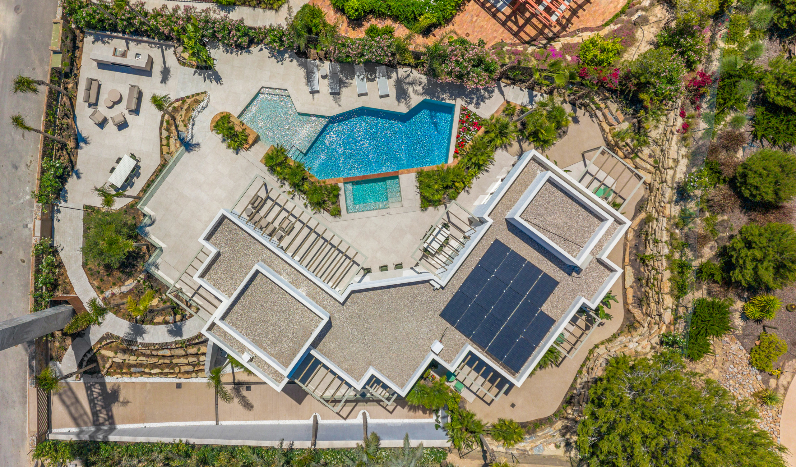 Luxe villa Las Colinas met dronezicht op zwembad, dakterras en mediterrane tuin