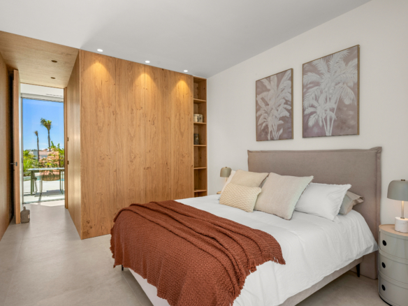 Luxe villa Las Colinas met stijlvolle slaapkamer, houten kastenwand en uitzicht naar buiten