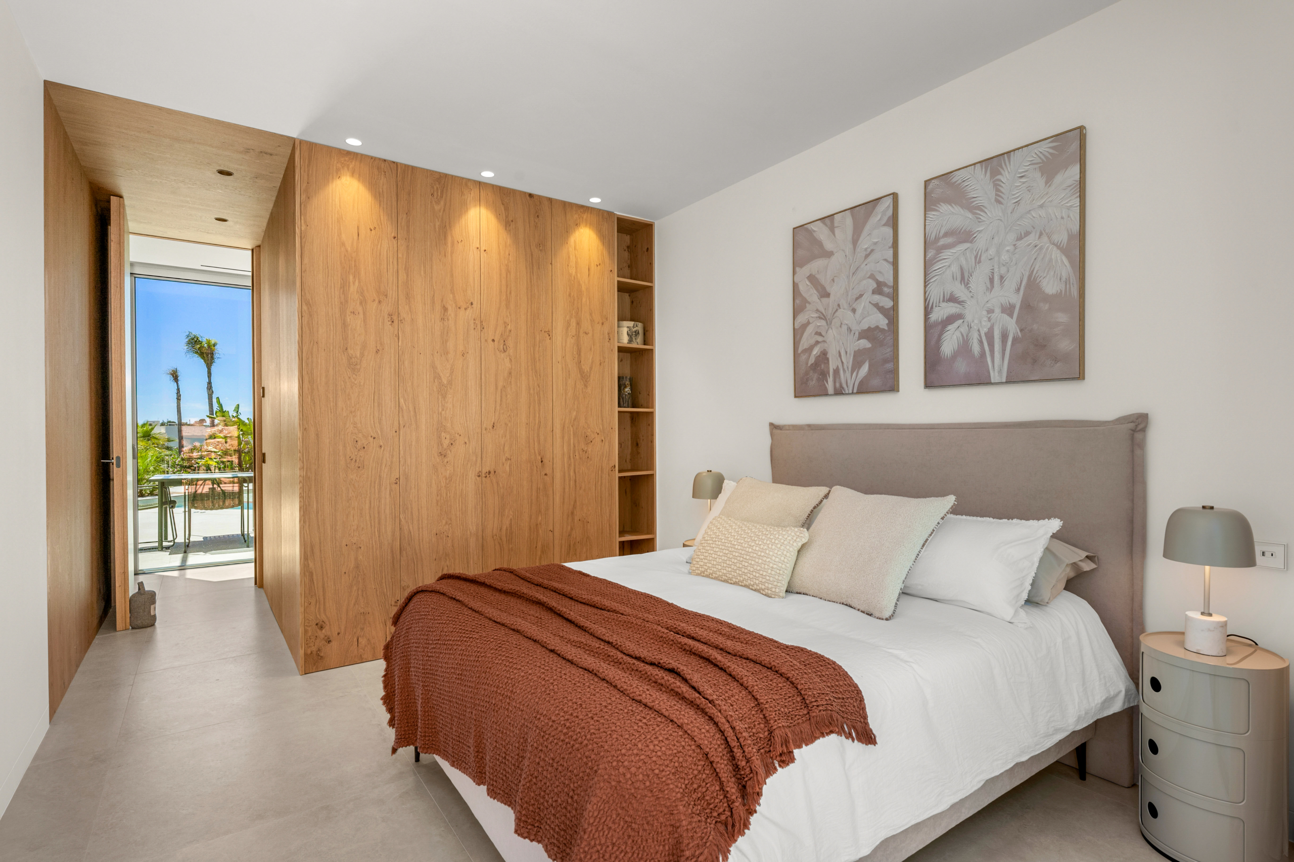 Luxe villa Las Colinas met stijlvolle slaapkamer, houten kastenwand en uitzicht naar buiten