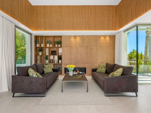 Luxe villa Las Colinas met symmetrische zithoek, designhaard en grote raampartijen