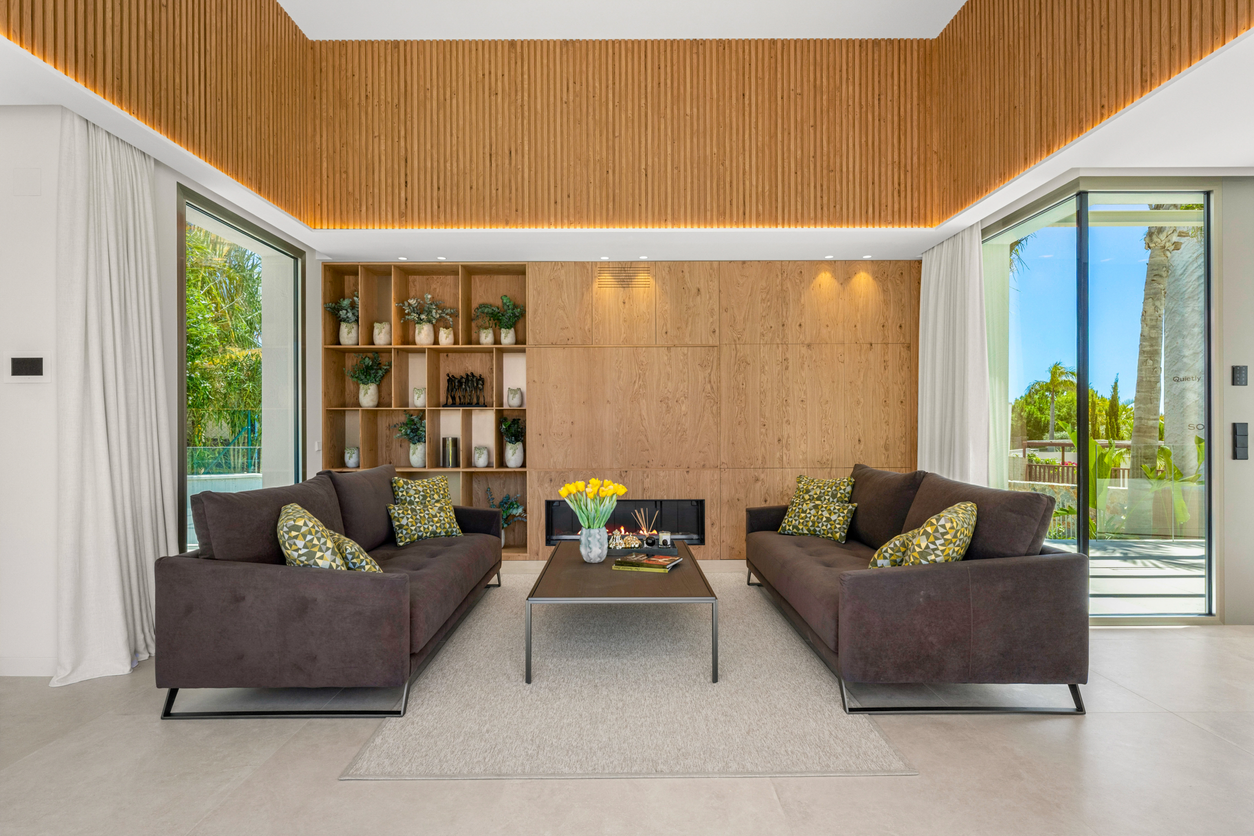 Luxe villa Las Colinas met symmetrische zithoek, designhaard en grote raampartijen