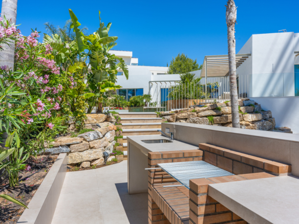 Luxe villa Las Colinas met buitenkeuken, barbecue en tropische mediterrane tuin