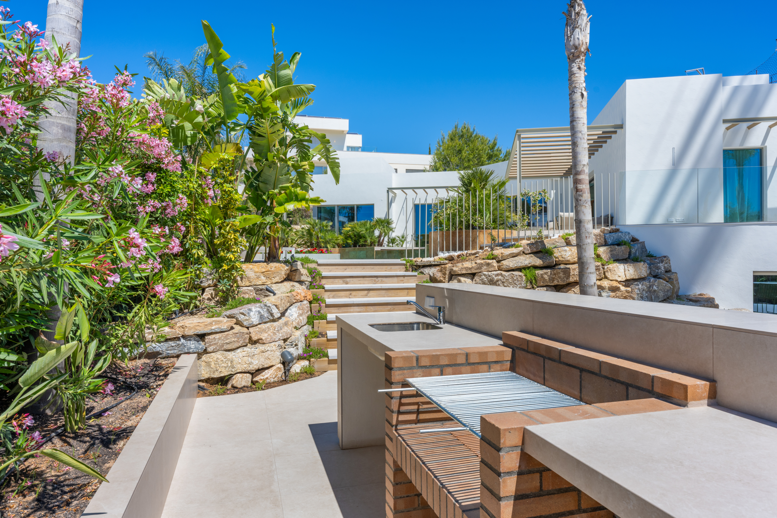 Luxe villa Las Colinas met buitenkeuken, barbecue en tropische mediterrane tuin
