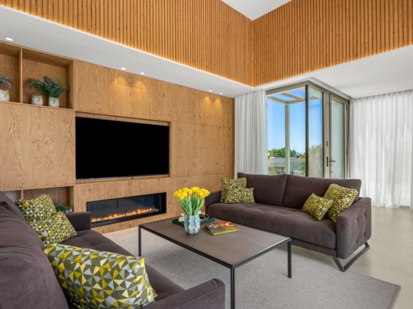 Luxe villa Las Colinas met woonkamer, tv-wand, haard en warme houten afwerking