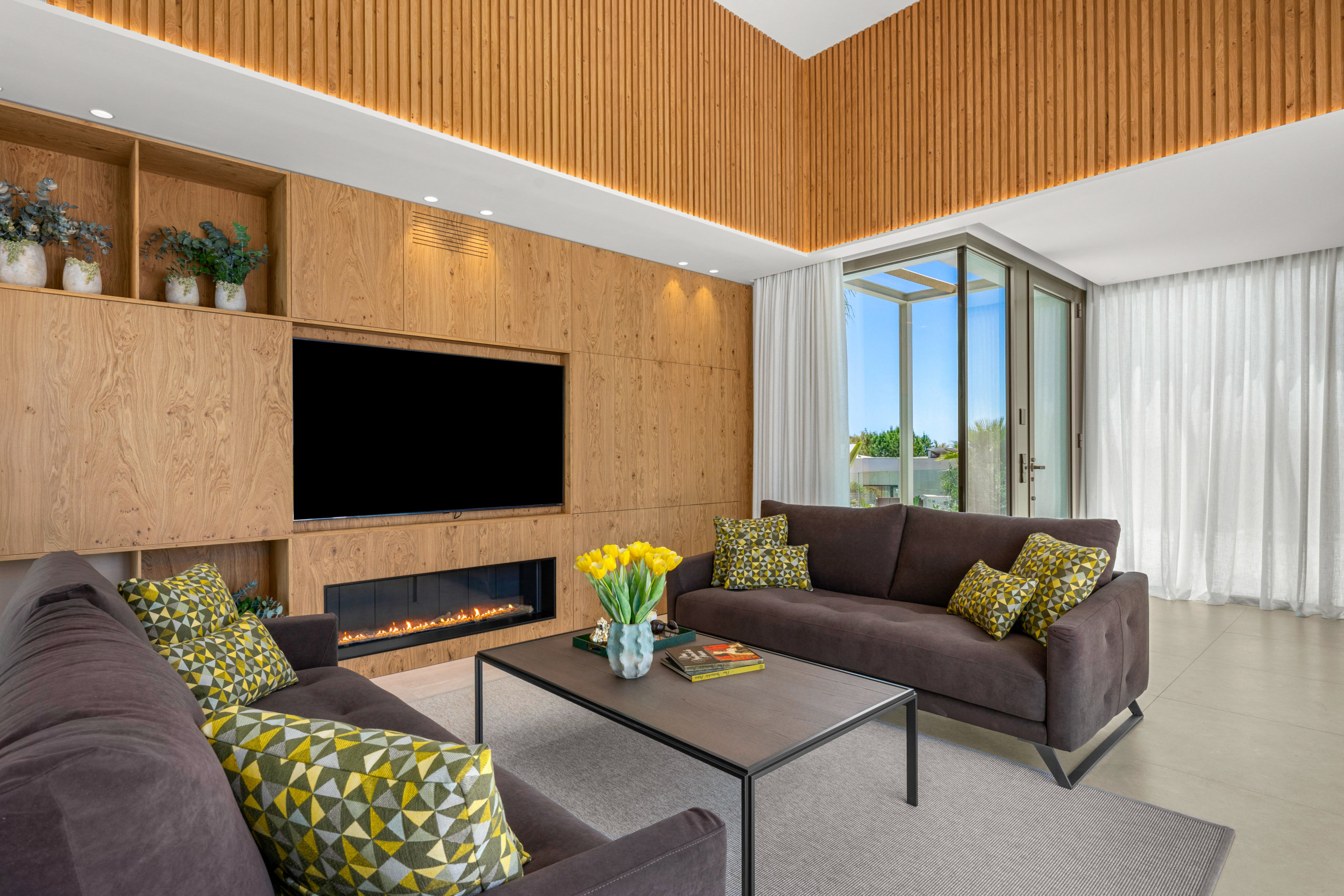 Luxe villa Las Colinas met woonkamer, tv-wand, haard en warme houten afwerking