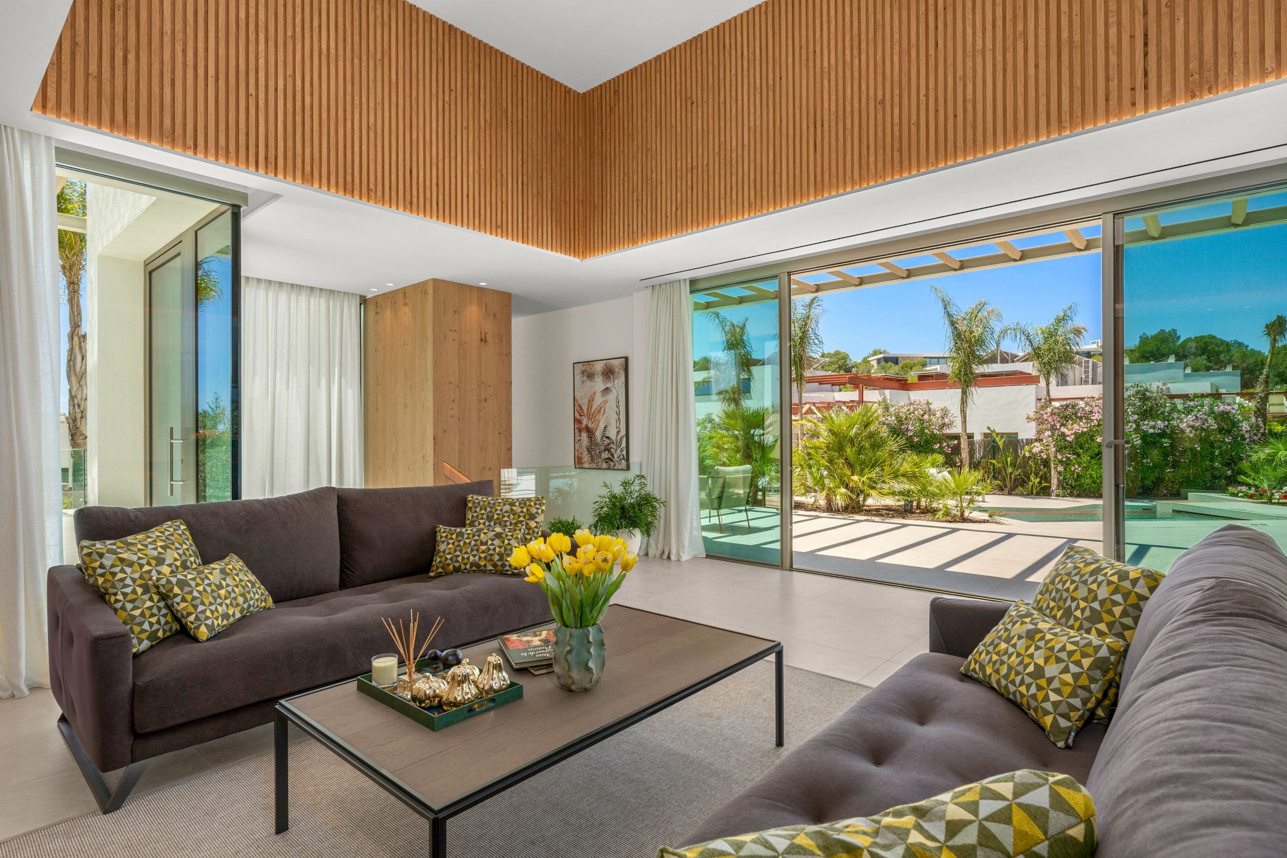 Luxe villa Las Colinas met open leefruimte, hoge plafonds en directe toegang tot het terras