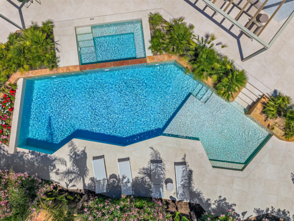 Luxe villa Las Colinas met groot privézwembad, jacuzzi en groene palmentuin van bovenaf