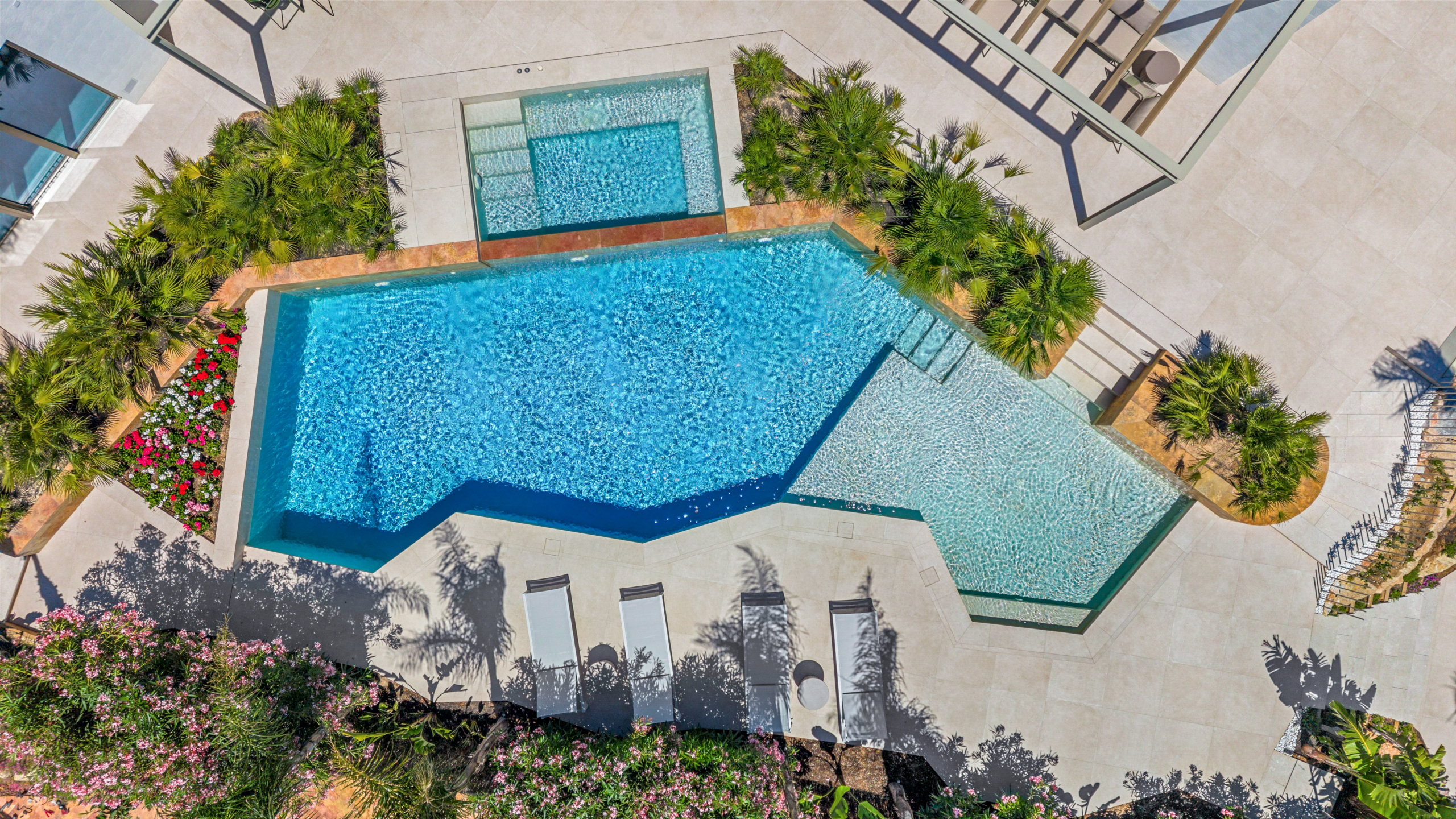Luxe villa Las Colinas met groot privézwembad, jacuzzi en groene palmentuin van bovenaf