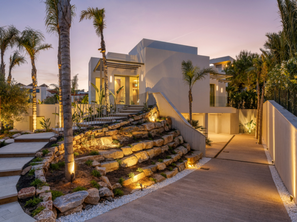 Luxe villa Las Colinas met moderne architectuur, oprijlaan en sfeervolle tuinverlichting
