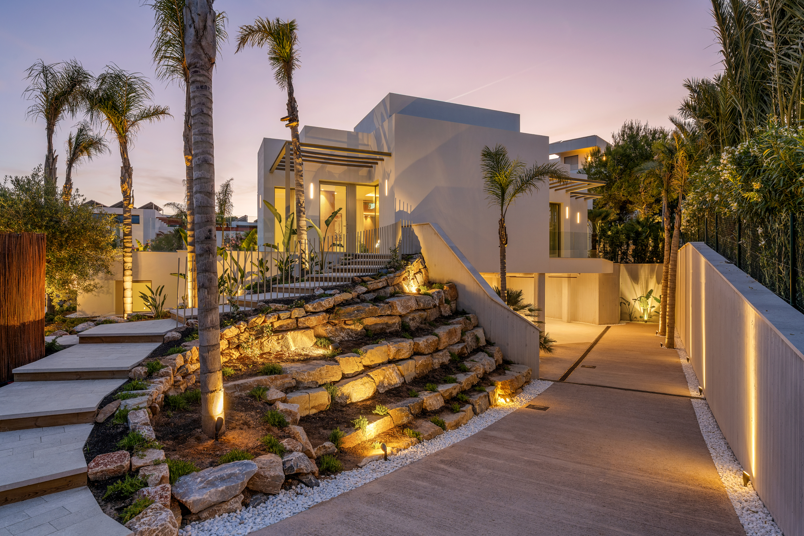 Luxe villa Las Colinas met moderne architectuur, oprijlaan en sfeervolle tuinverlichting
