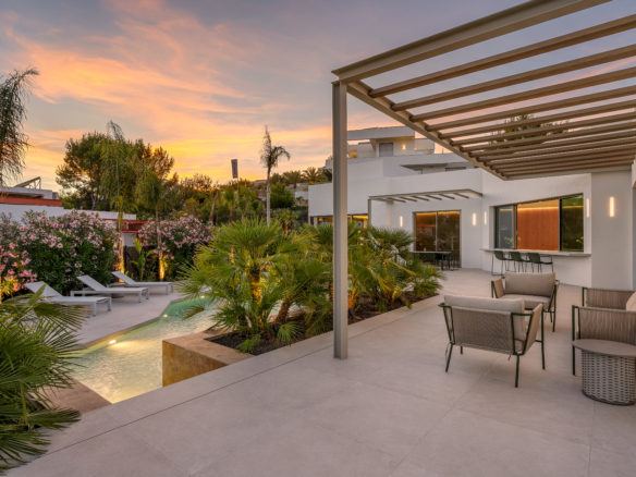 Luxe villa Las Colinas met ruim terras, pergola, zwembad en zonsondergang