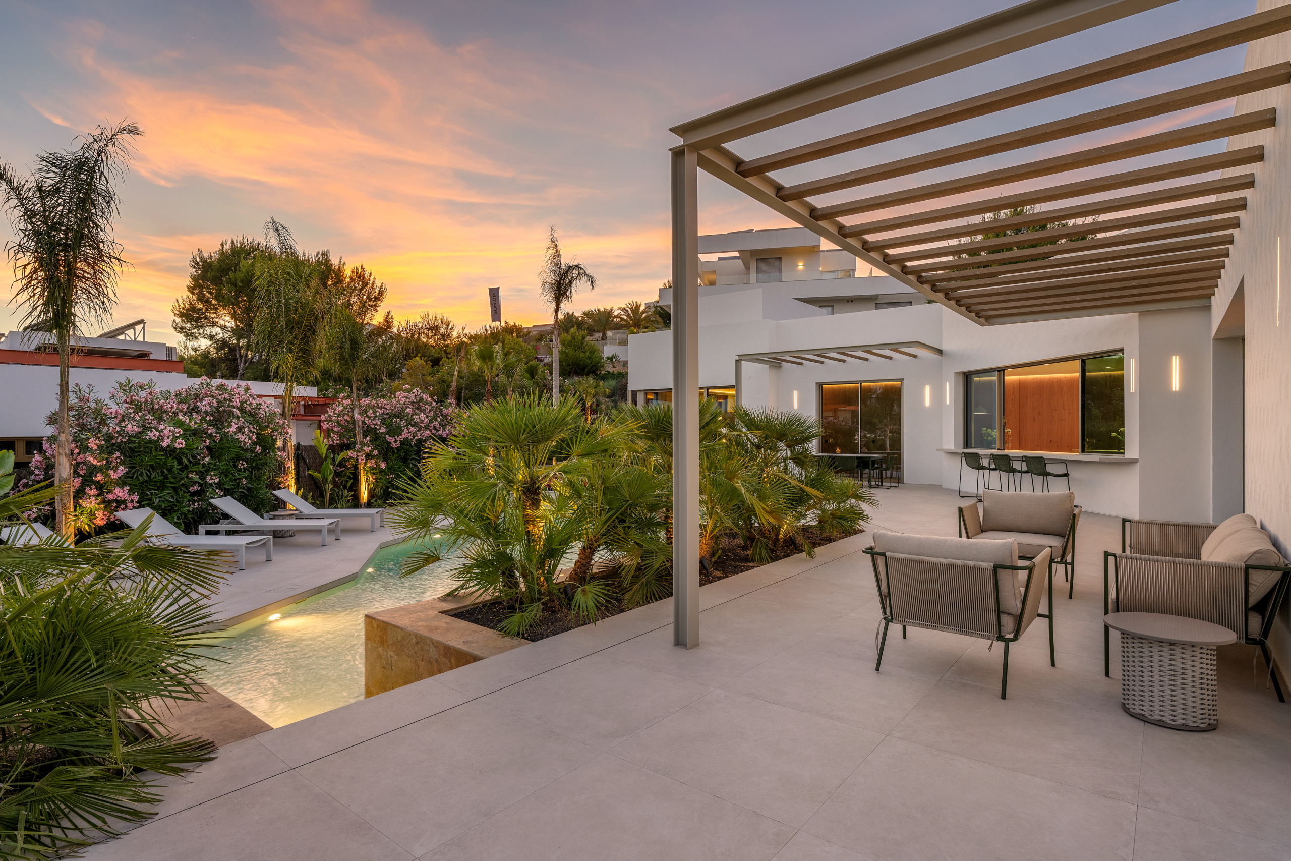 Luxe villa Las Colinas met ruim terras, pergola, zwembad en zonsondergang