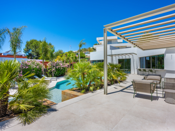Luxe villa Las Colinas met zonnig terras, pergola, zwembad en palmbomen