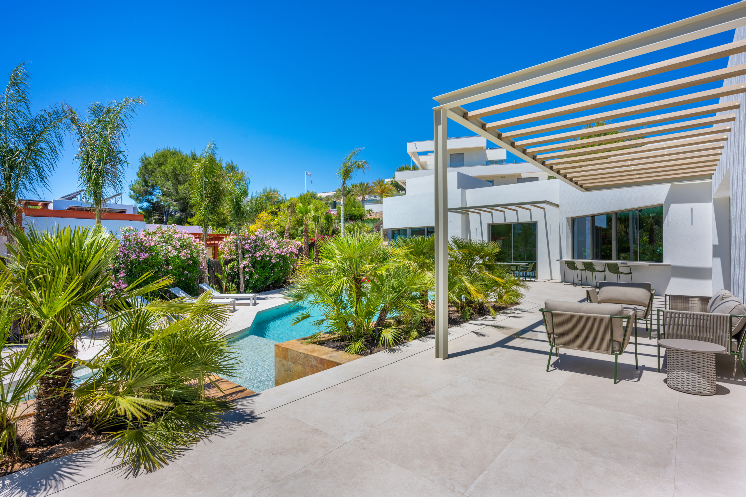 Luxe villa Las Colinas met zonnig terras, pergola, zwembad en palmbomen
