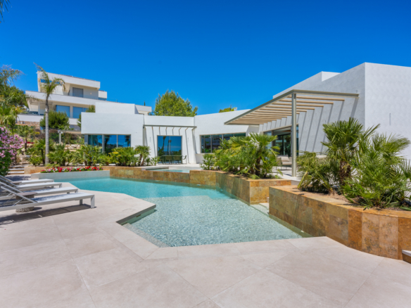Luxe villa Las Colinas met modern wit exterieur, privézwembad en tropische beplanting.