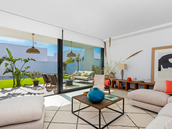 Open leefruimte in nieuwbouw villa Mar de Cristal met veel lichtinval