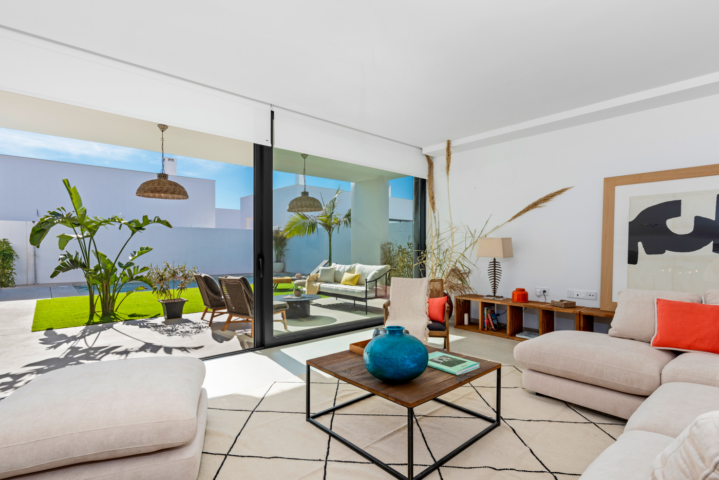 Open leefruimte in nieuwbouw villa Mar de Cristal met veel lichtinval