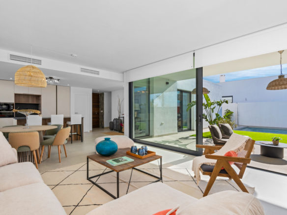 Moderne woonkamer met schuifdeuren naar de tuin in villa Mar de Cristal