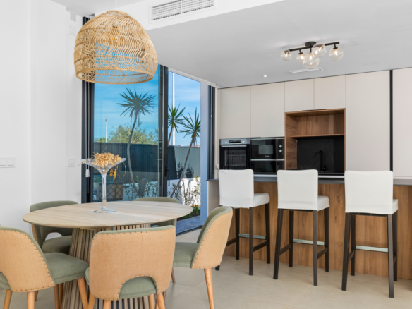 Eetruimte en open keuken in sleutelklare villa Mar de Cristal (Murcia)