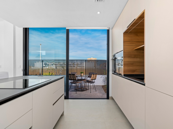 Keuken met strakke afwerking in nieuwbouw villa Mar de Cristal