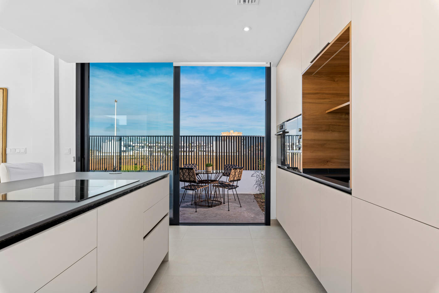 Keuken met strakke afwerking in nieuwbouw villa Mar de Cristal